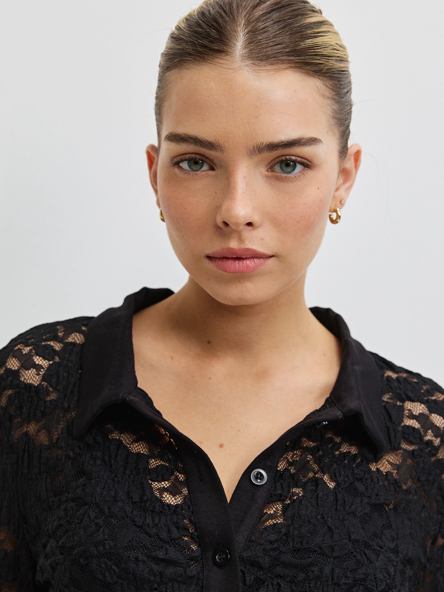 מכופתרת הייזל תחרה