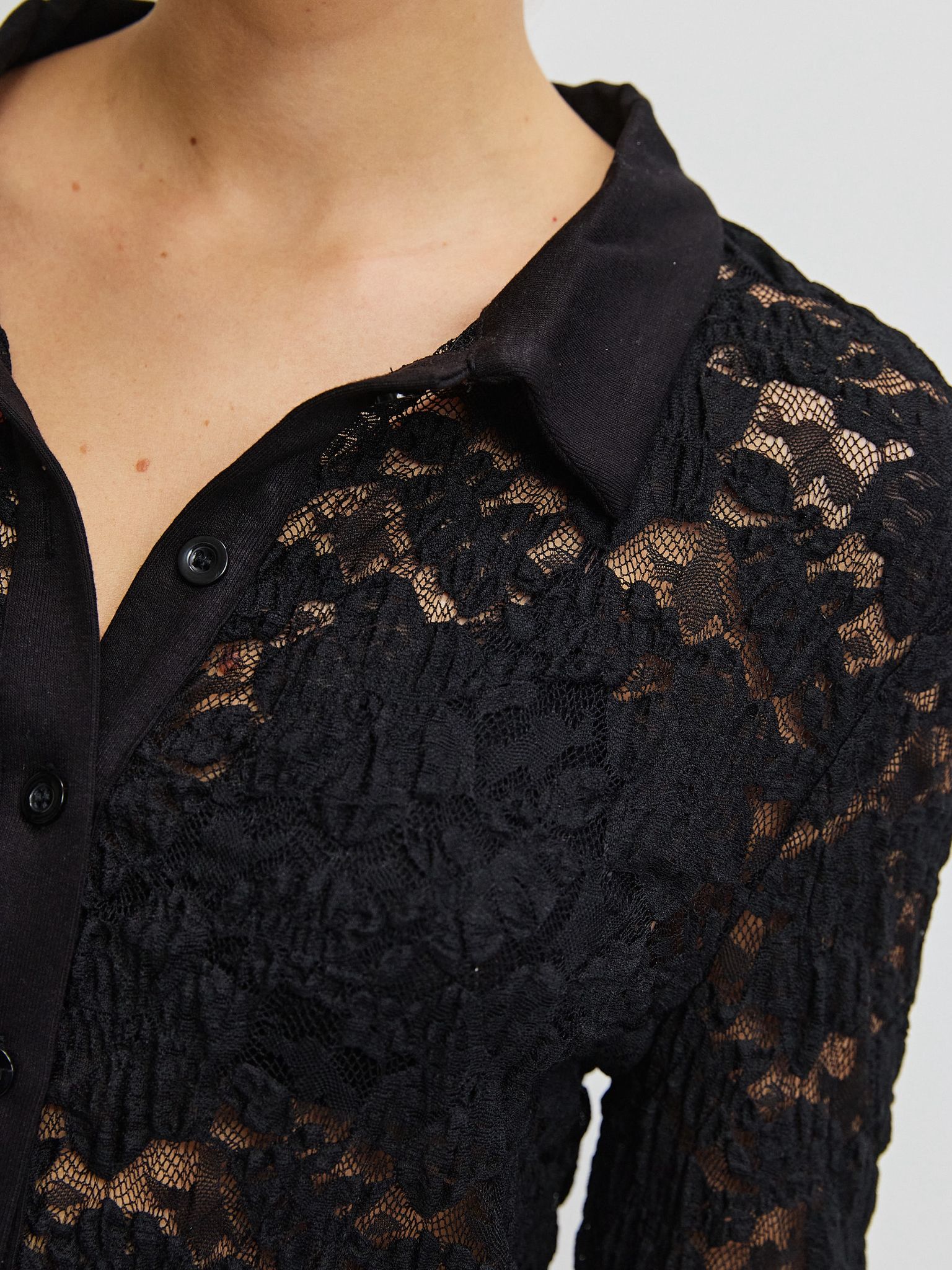 מכופתרת הייזל תחרה