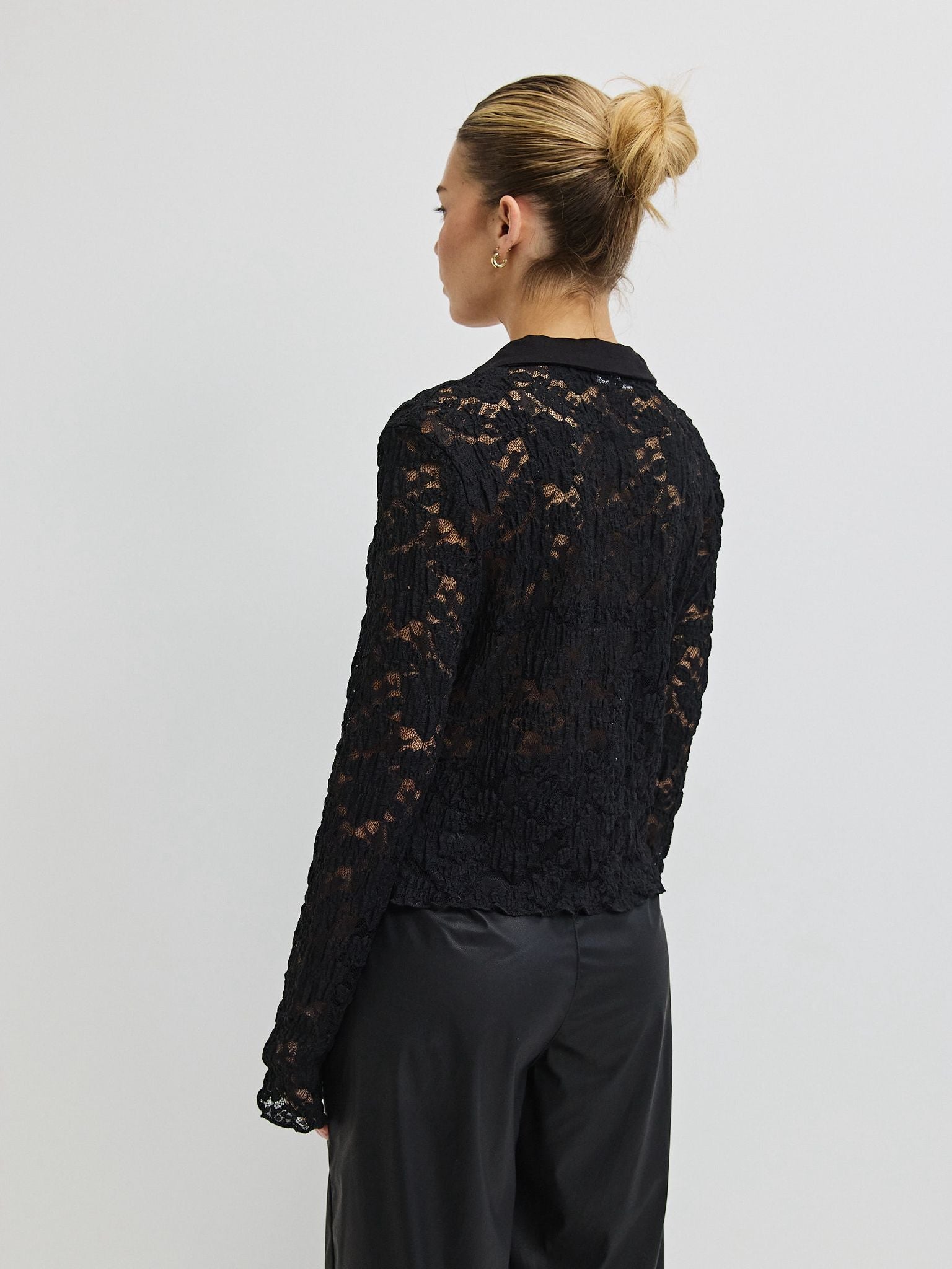 מכופתרת הייזל תחרה