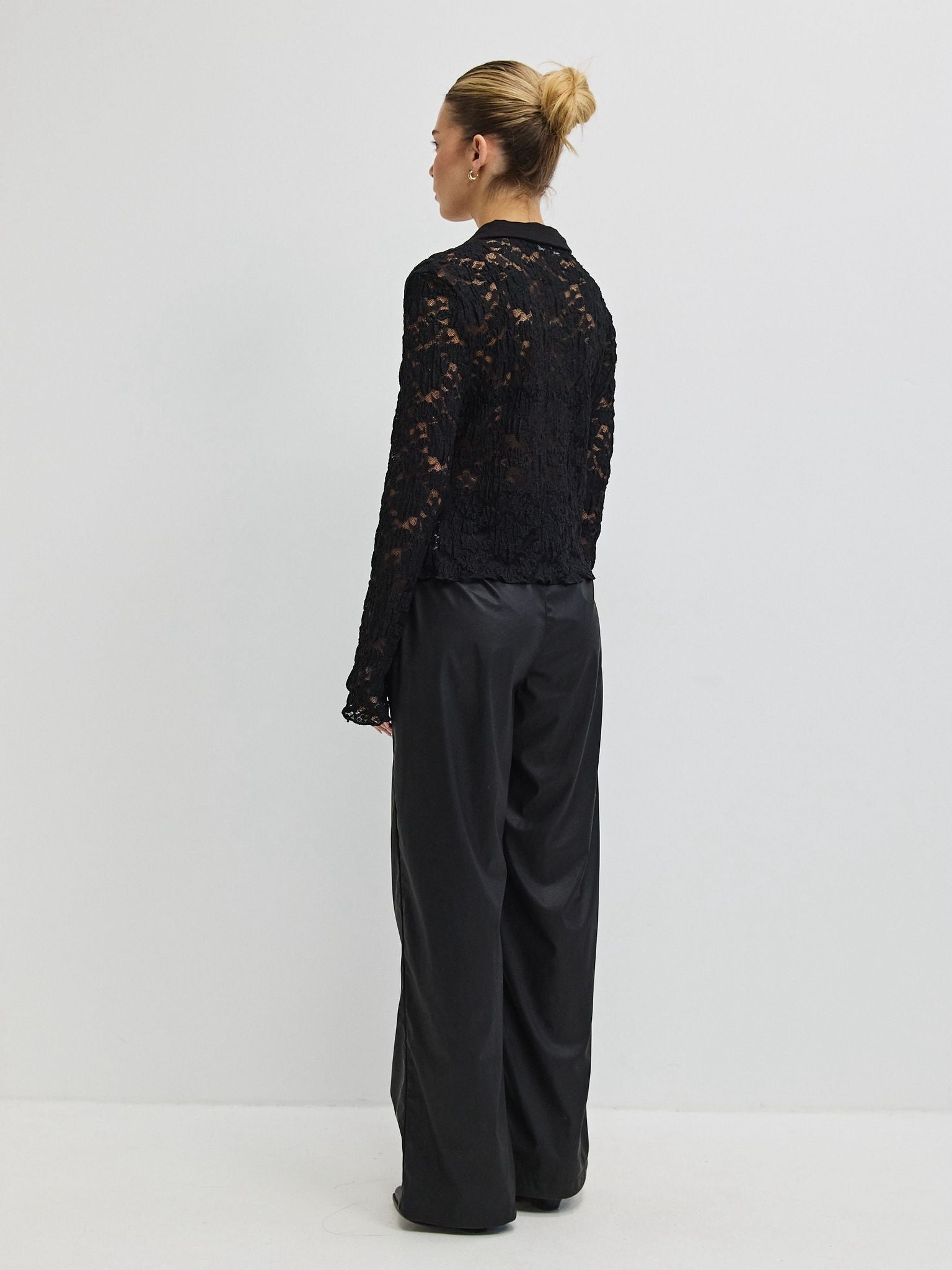 מכופתרת הייזל תחרה