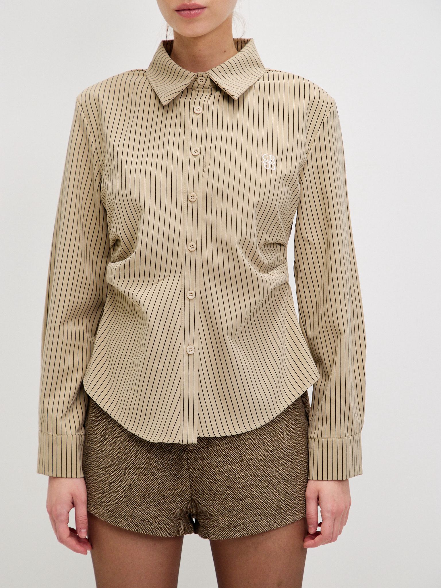 מכופתרת שילה פסים