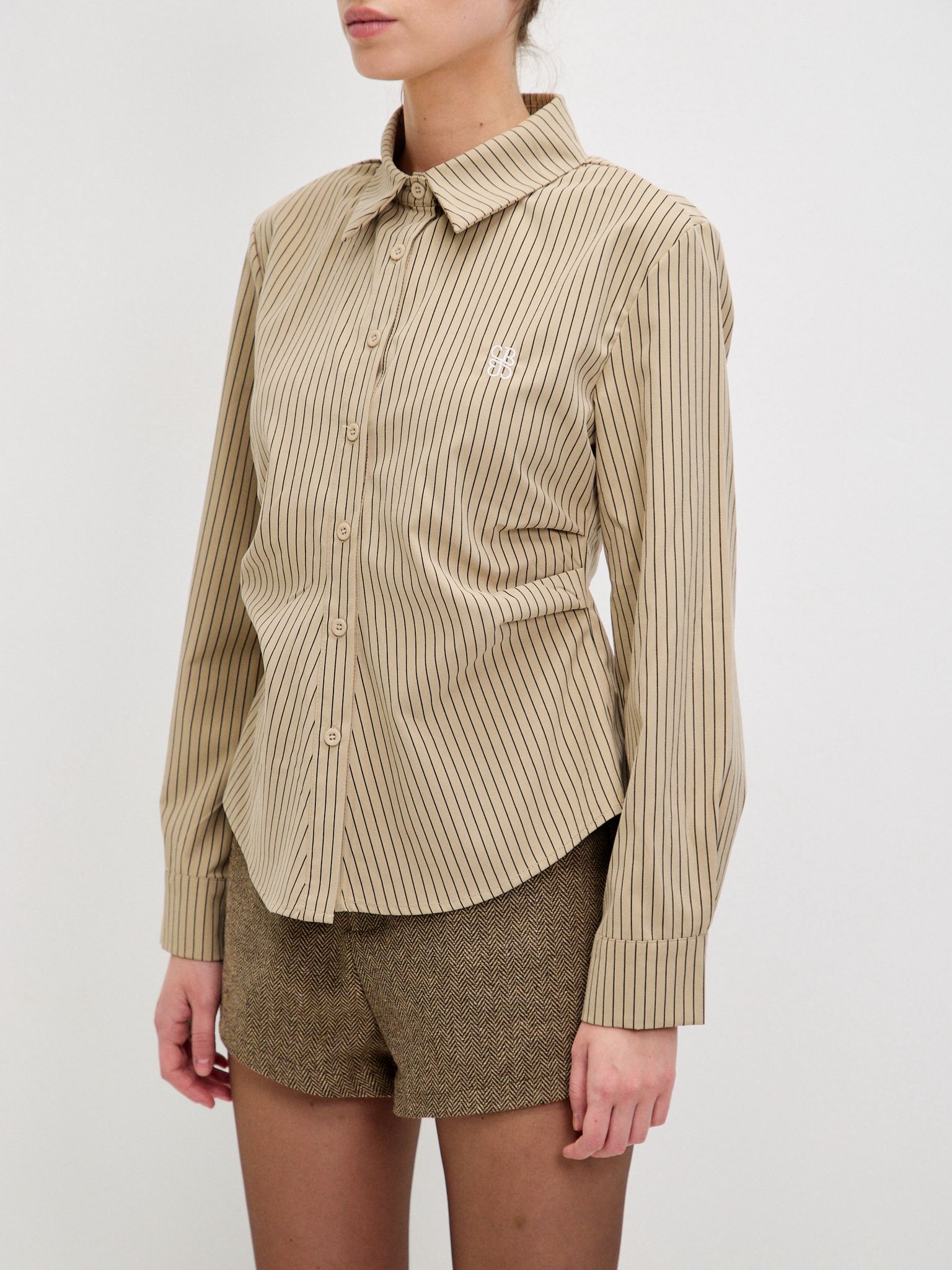 מכופתרת שילה פסים