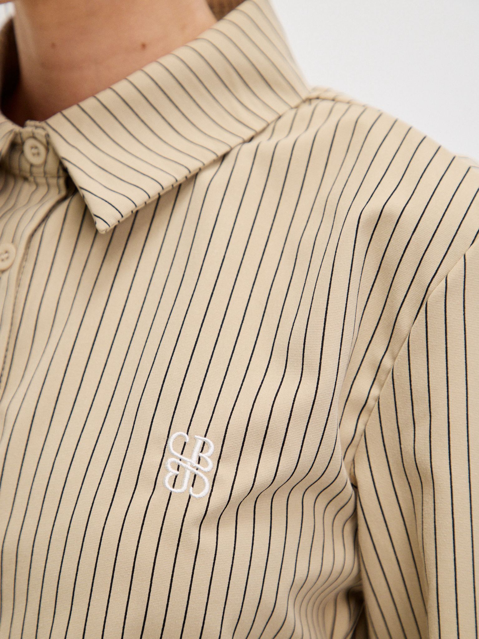 מכופתרת שילה פסים