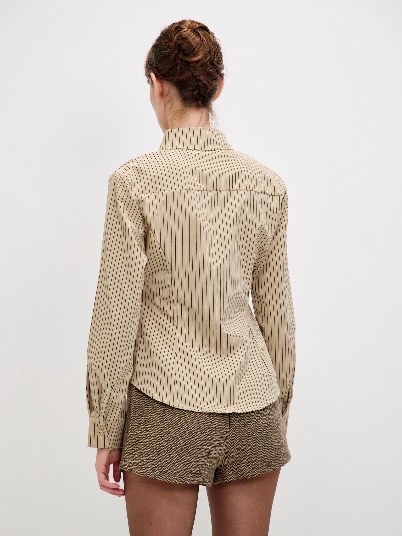 מכופתרת שילה פסים