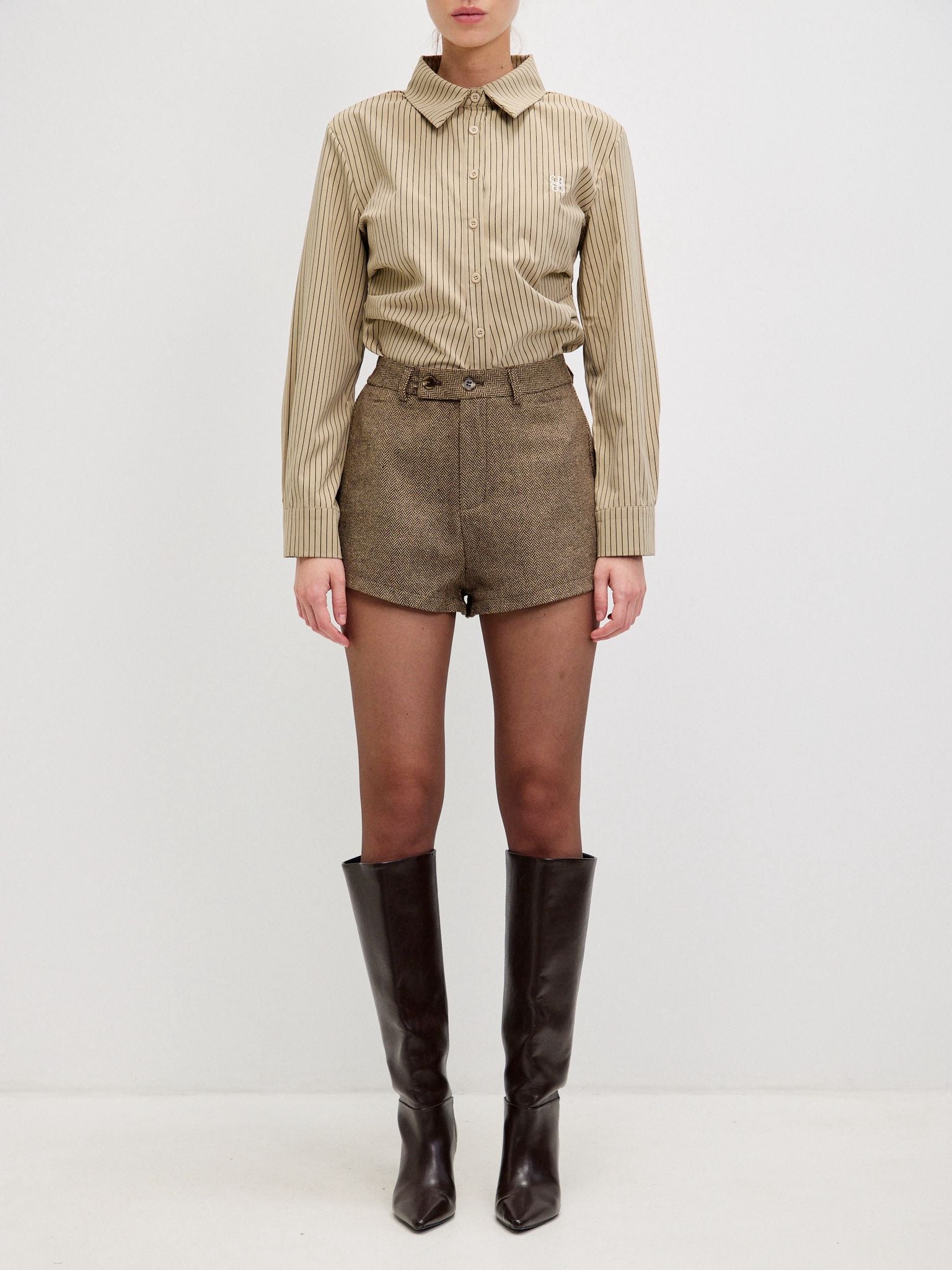 מכופתרת שילה פסים