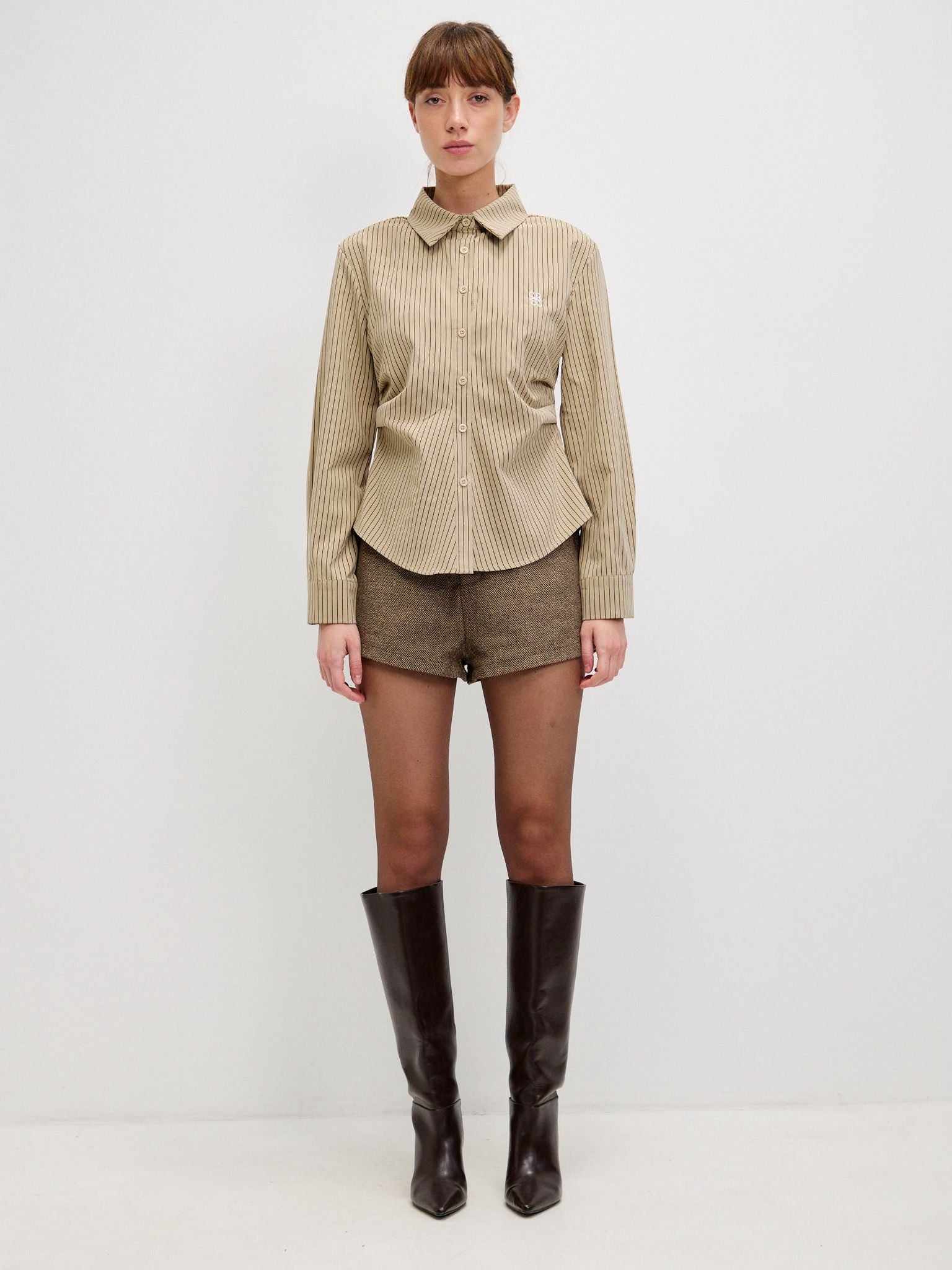 מכופתרת שילה פסים