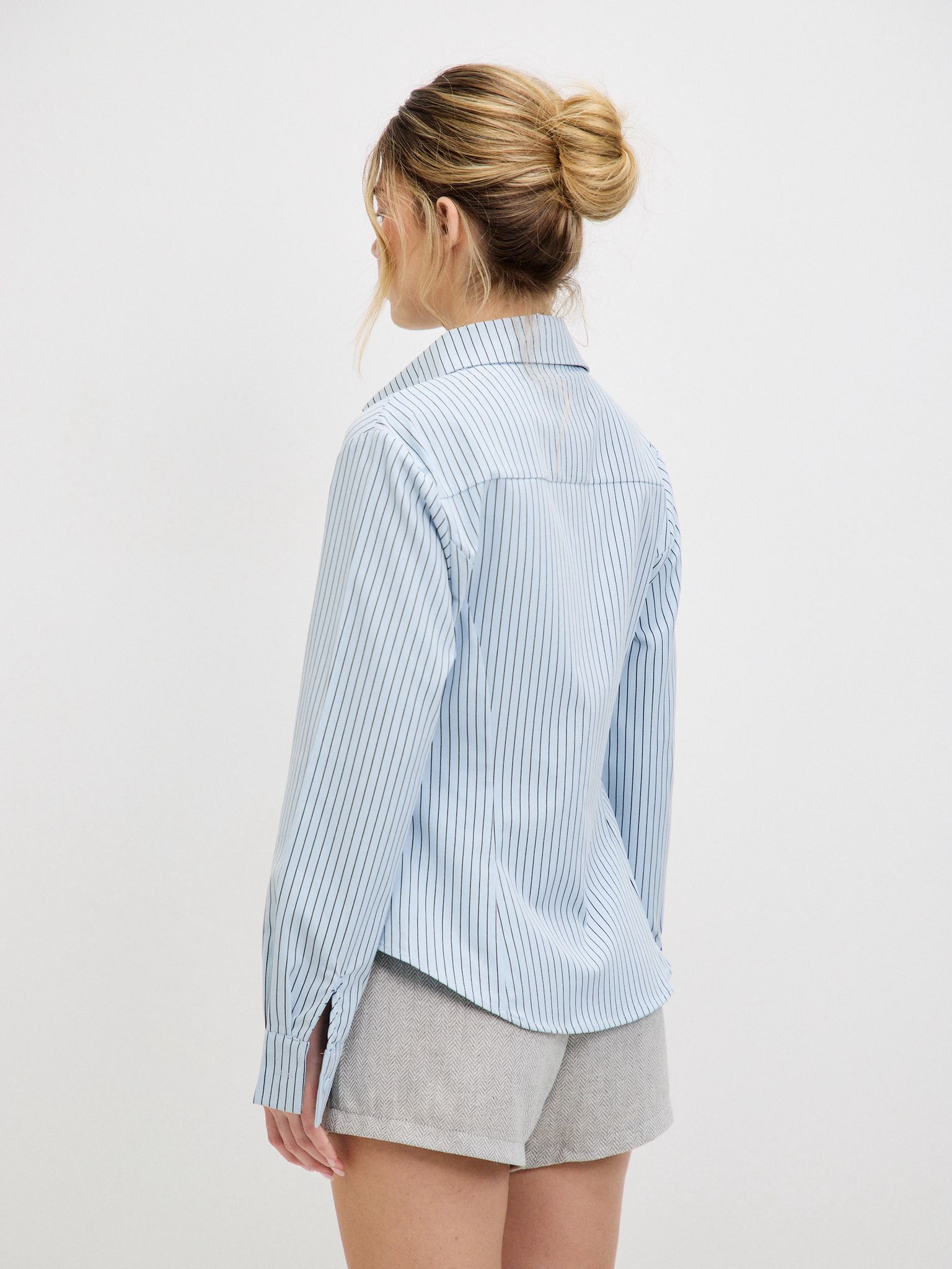 מכופתרת שילה פסים