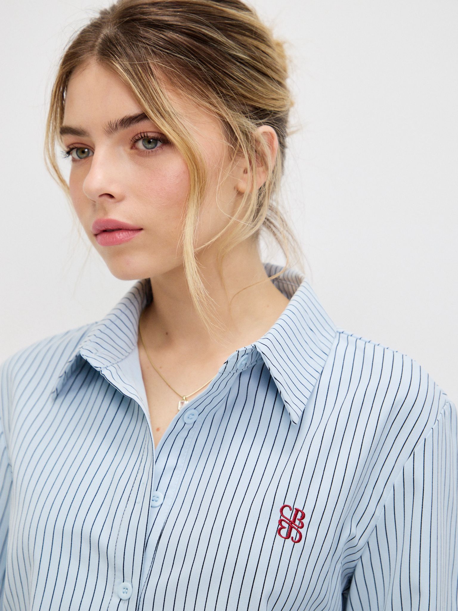 מכופתרת שילה פסים