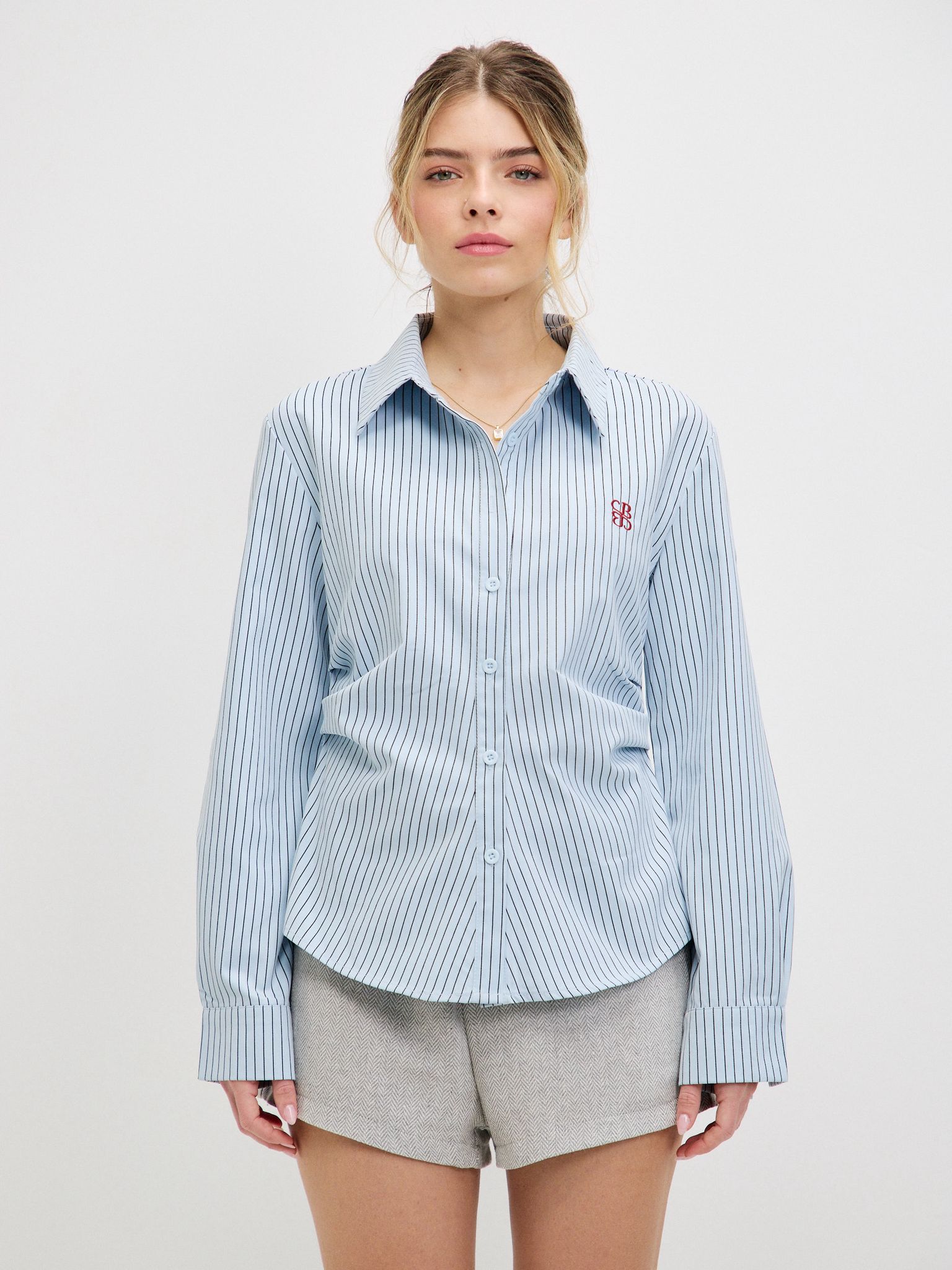 מכופתרת שילה פסים