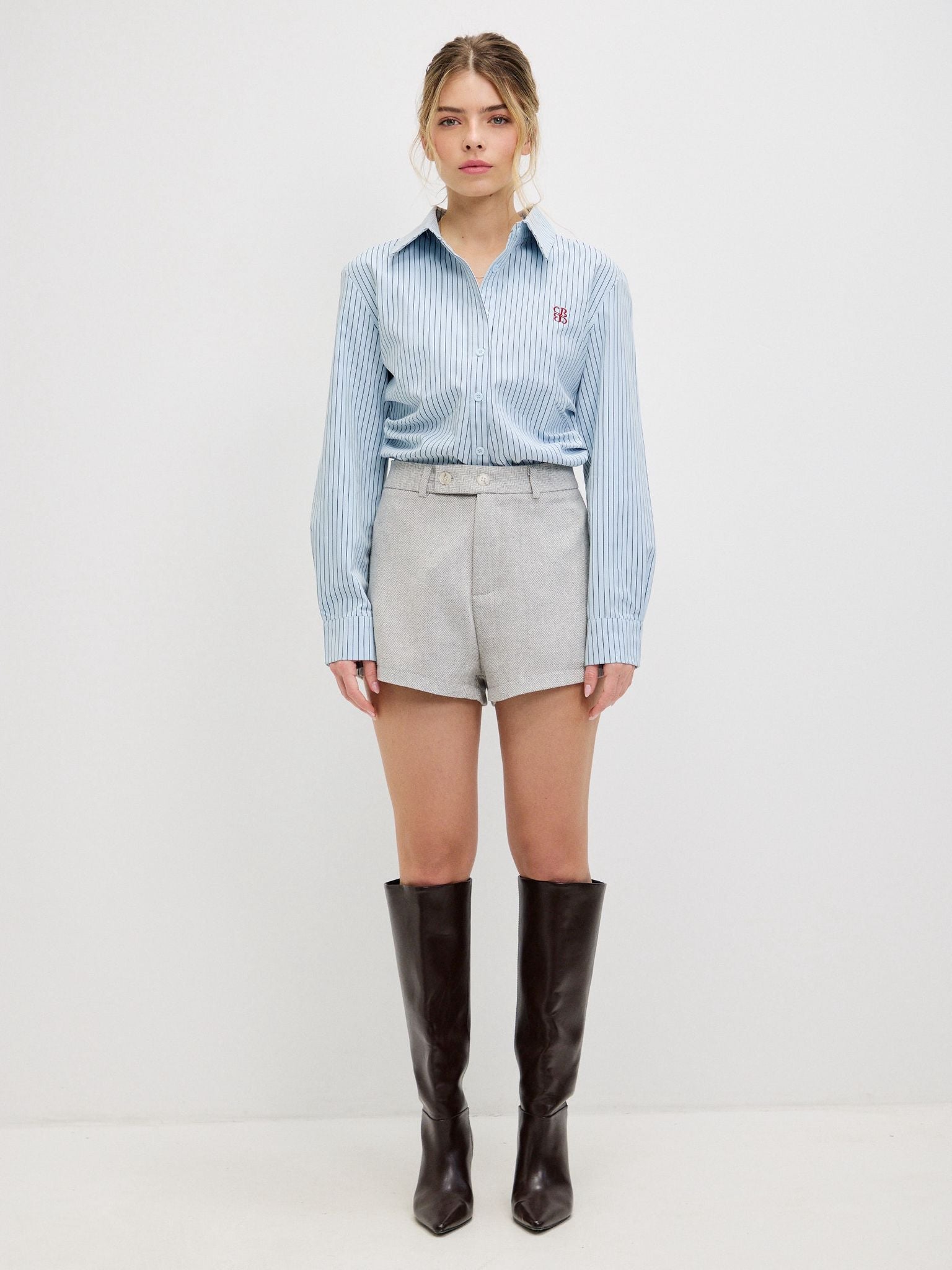 מכופתרת שילה פסים