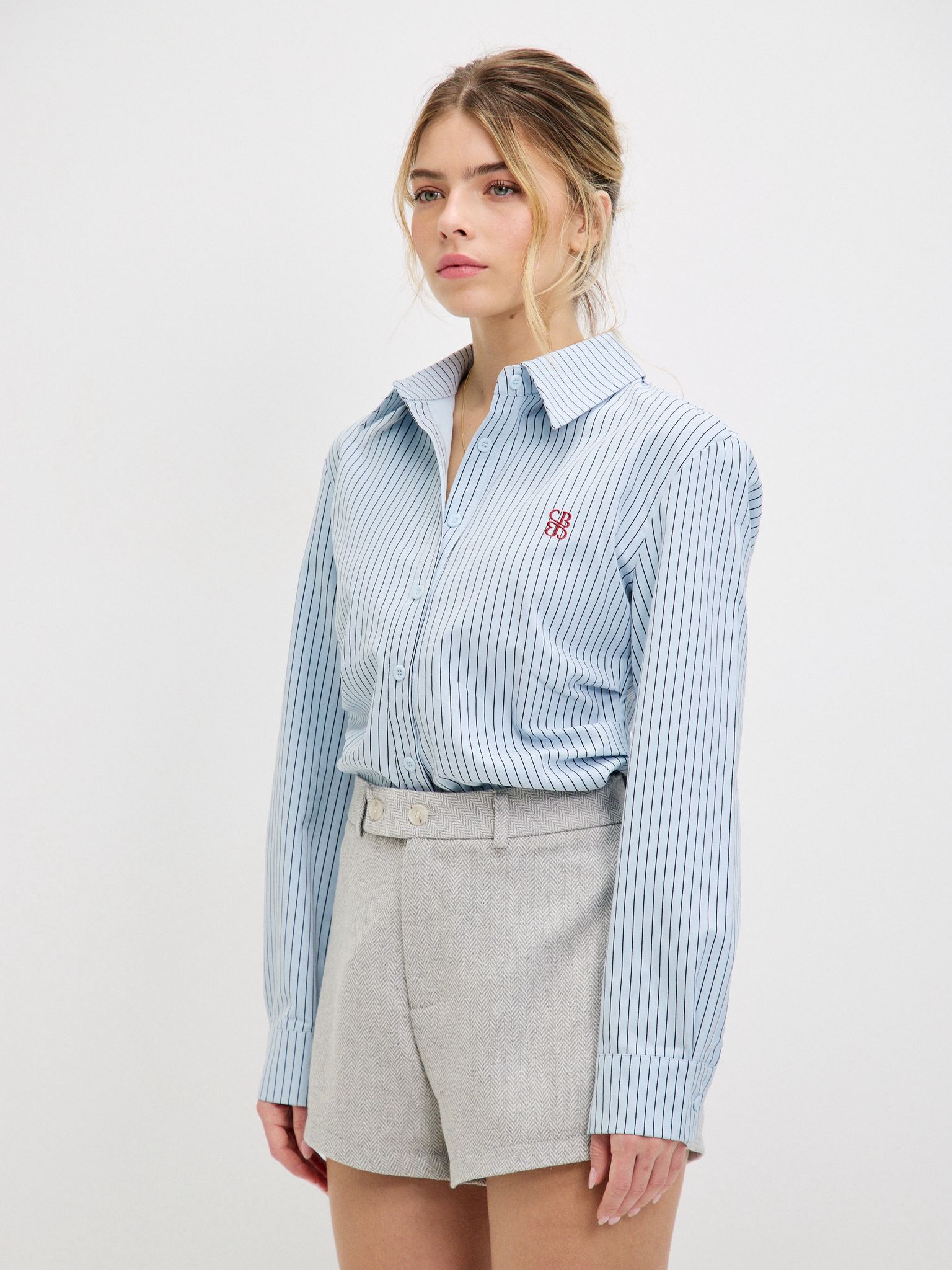 מכופתרת שילה פסים