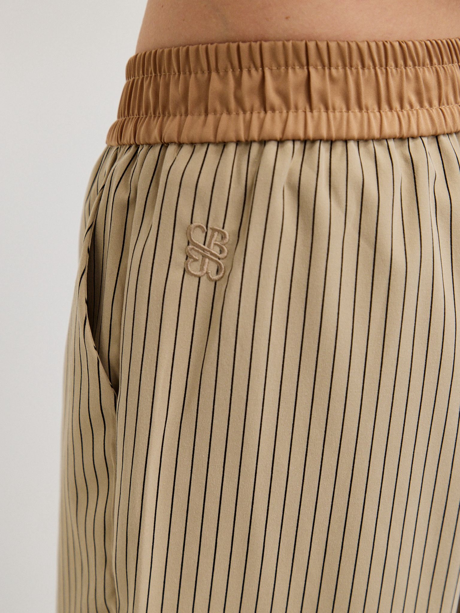 מכנסי מייק פסים