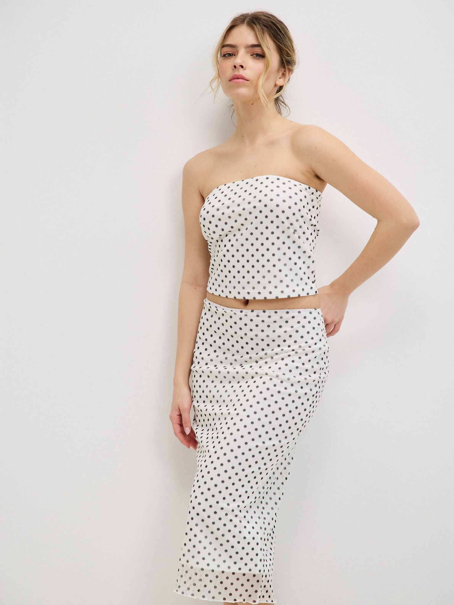 חצאית נקודות אמילי