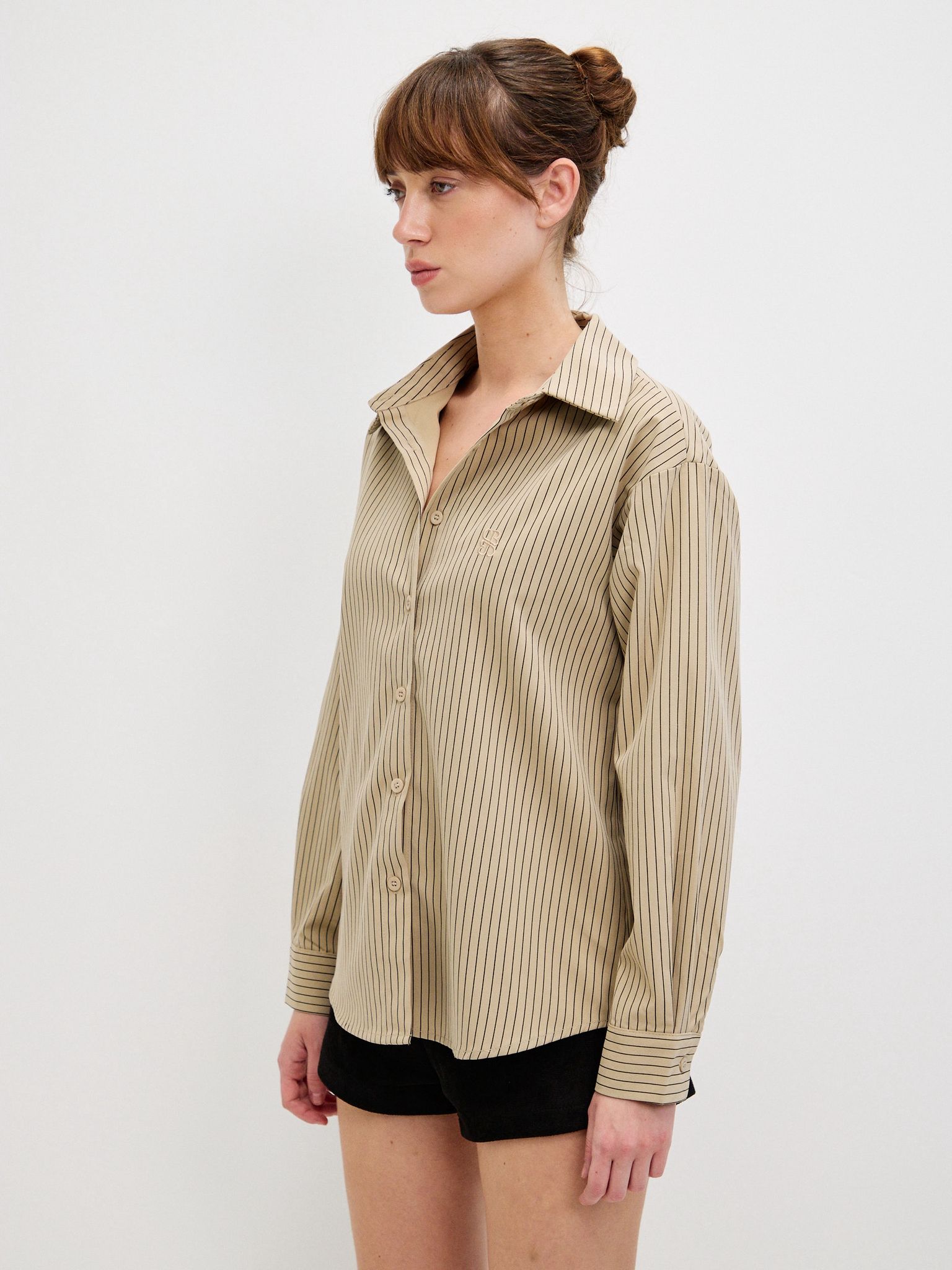 מכופתרת טאי פסים