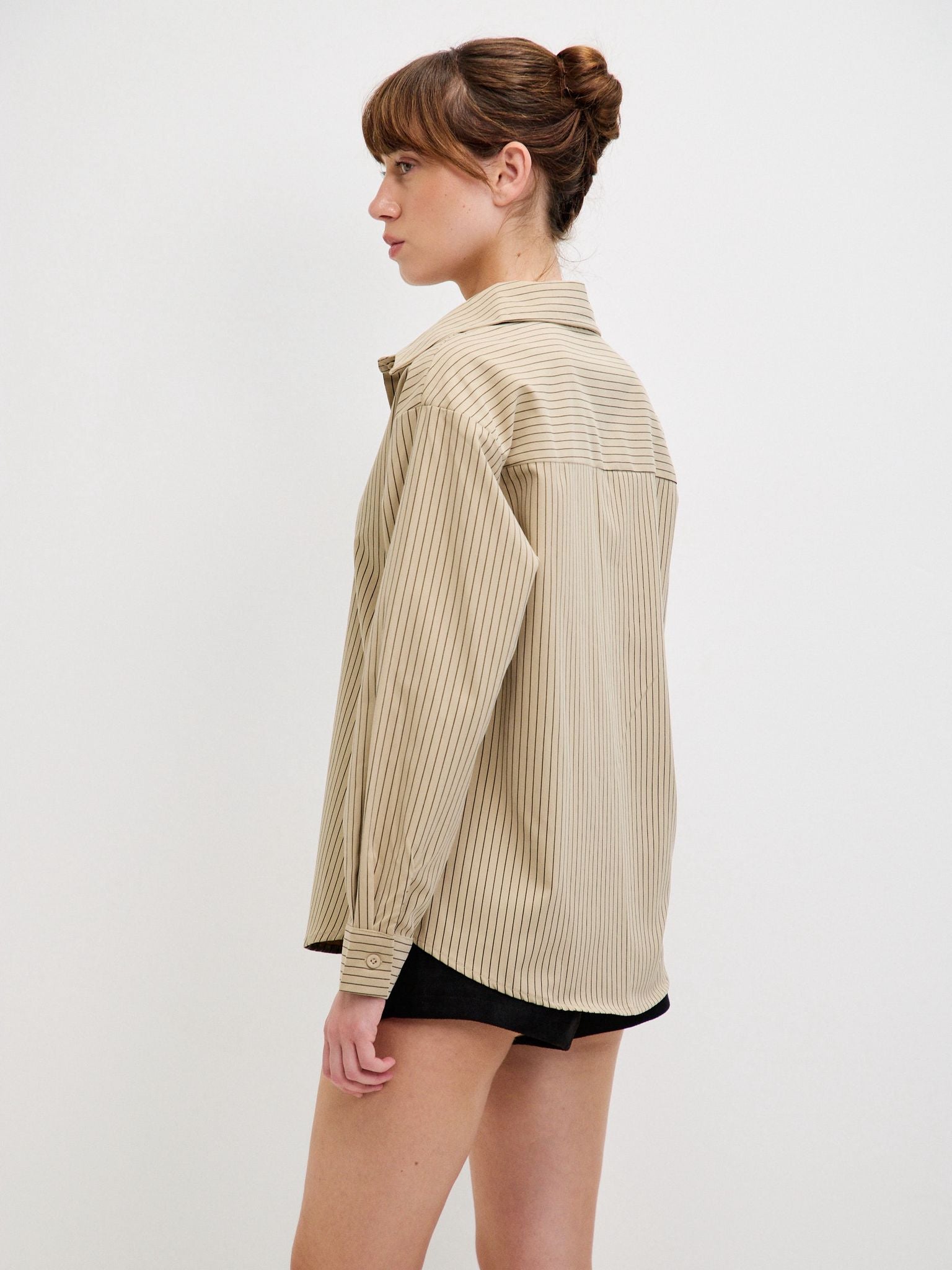 מכופתרת טאי פסים