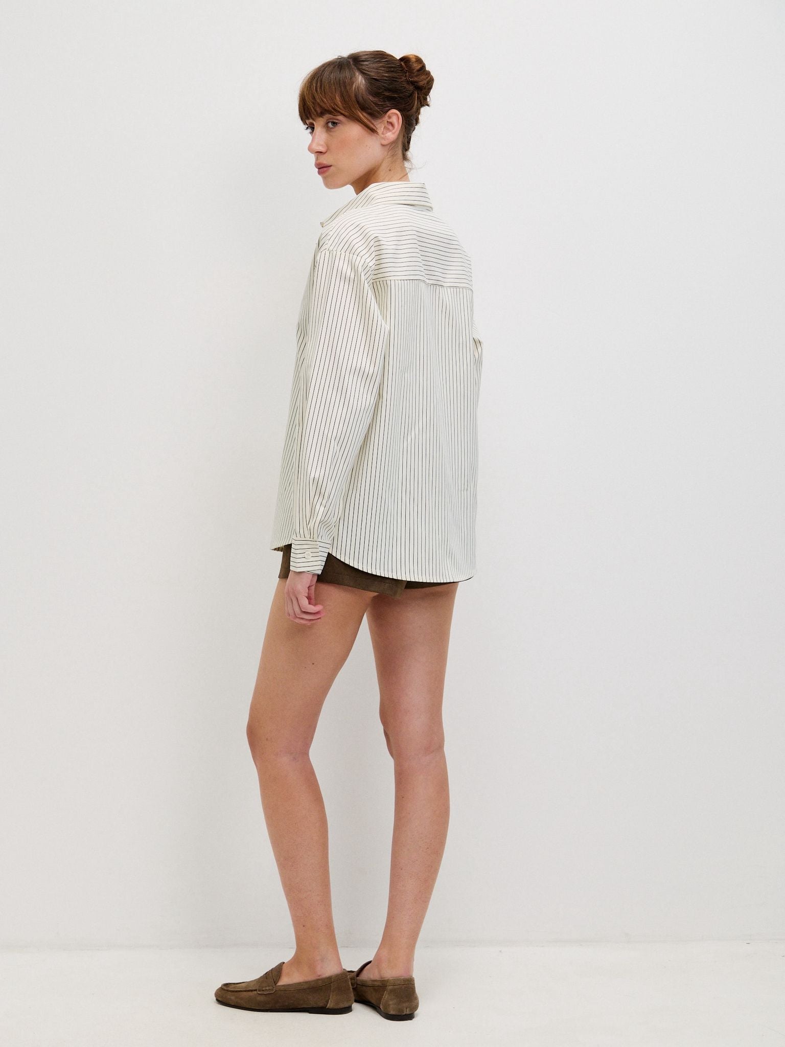 מכופתרת טאי פסים