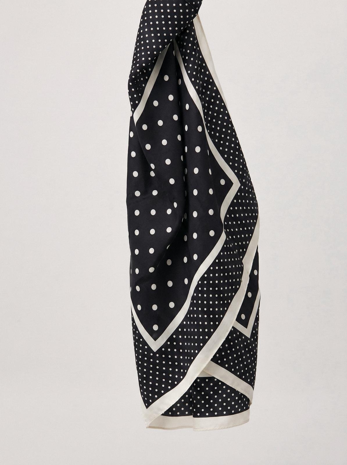 מטפחת נקודות קטנות