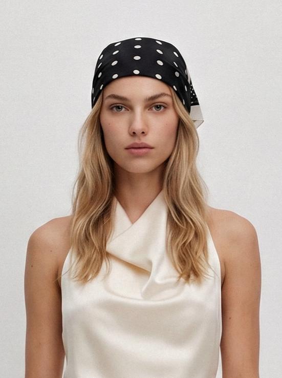 מטפחת נקודות קטנות