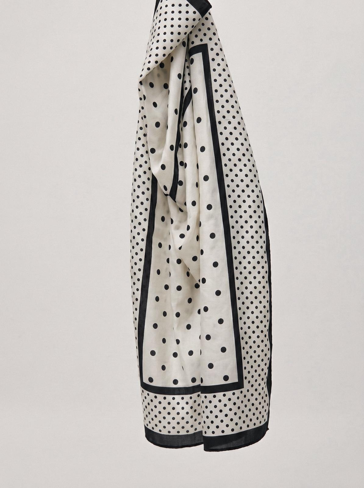 מטפחת נקודות קטנות