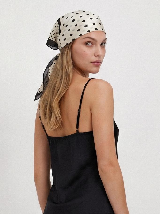 מטפחת נקודות קטנות